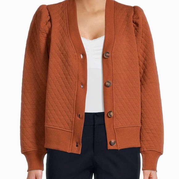 NWT Women’s Quilted Button Top - Picture 4 of 5